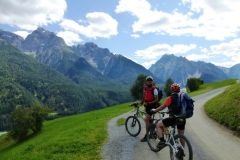 links geht der Weg nach Scuol