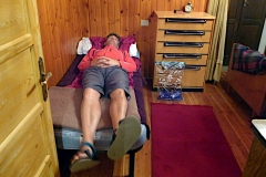 Probeliegen im viel zu kurzen Bett