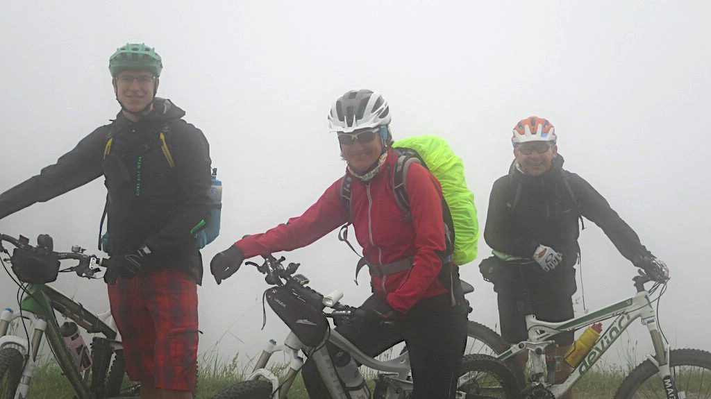 Drei Mountinbiker vor einer Nebelwand -Transalp vom Bodensee zum Comer See