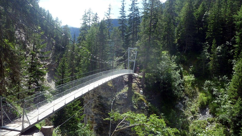 eine Hängebrücke aus Stahl -Transalp vom Bodensee zum Comer See