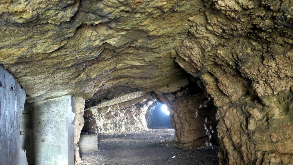 Blick in eine grob gehauene künstliche Höhle