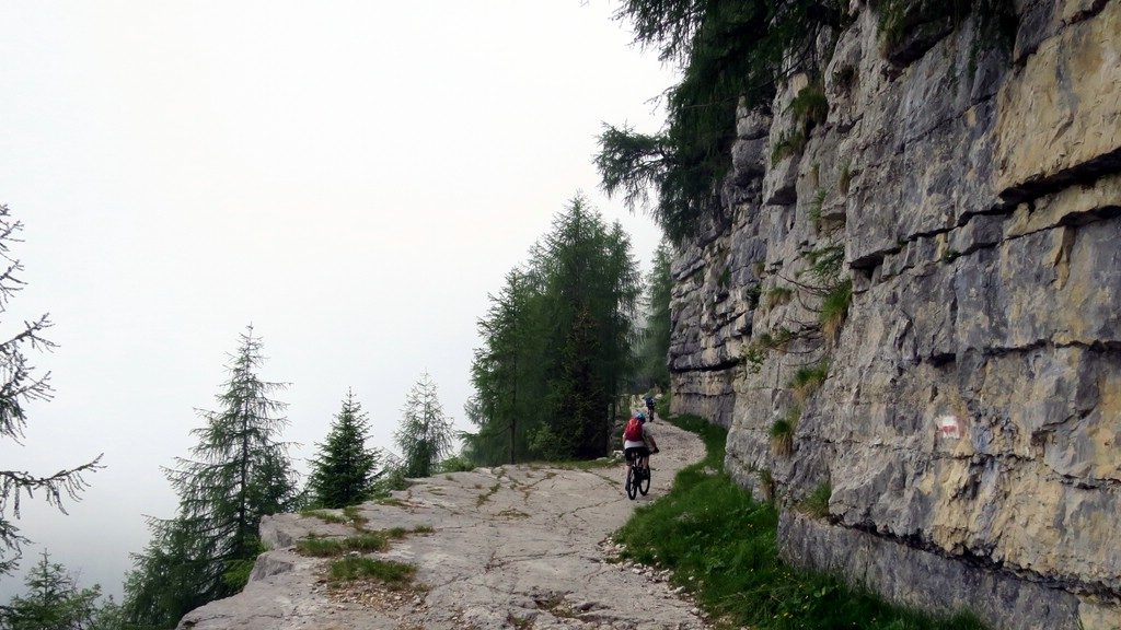Biker auf einer aus dem Fels gesprengten Militärstraße