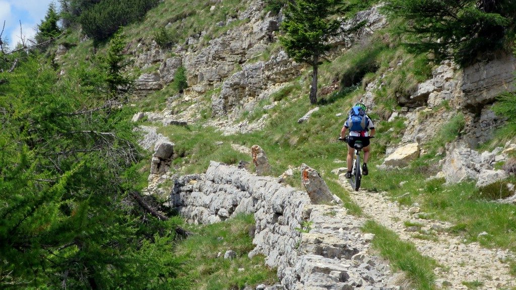eimn Mountainbiker fährt auf einem steinigen Bergweg