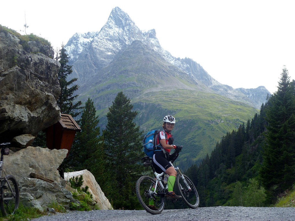 Eine Mountainbikerin bei der Alpenüberquerung für Einsteiger
