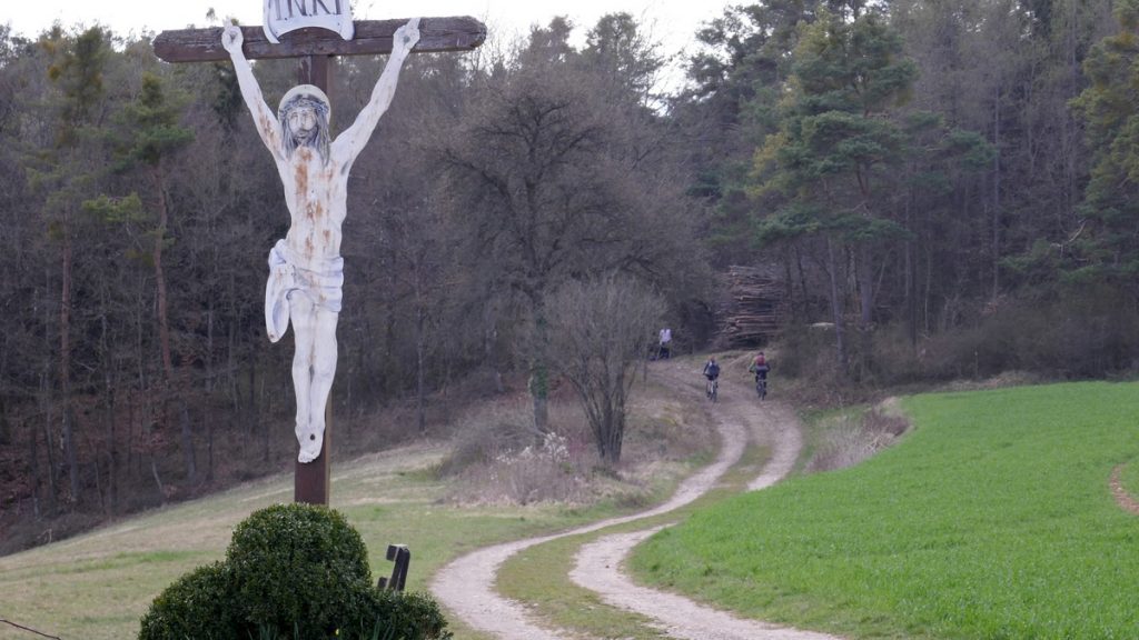 Ein Kruzifix am Weg zur Kallmünzer Burg