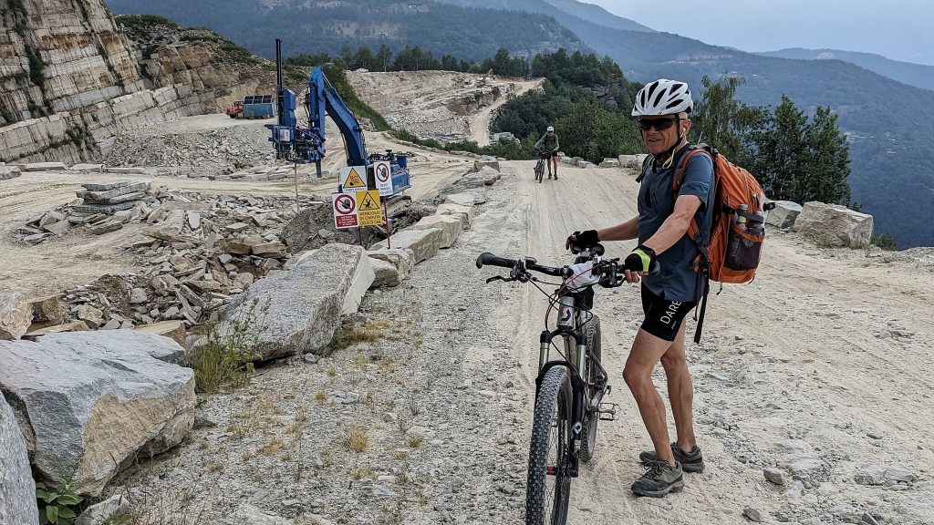 Mountainbiker auf Schotterpiste durch das Bergbaugebiet Cava Pret Basso 