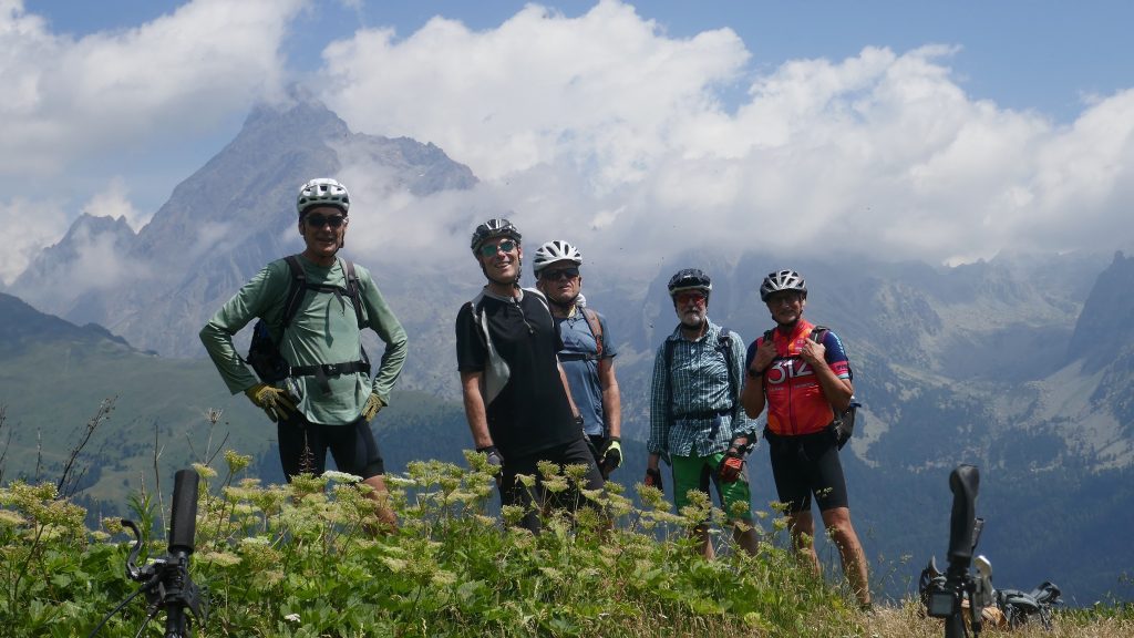 Fünf Mounteinbiker mit dem Monviso im Rücken