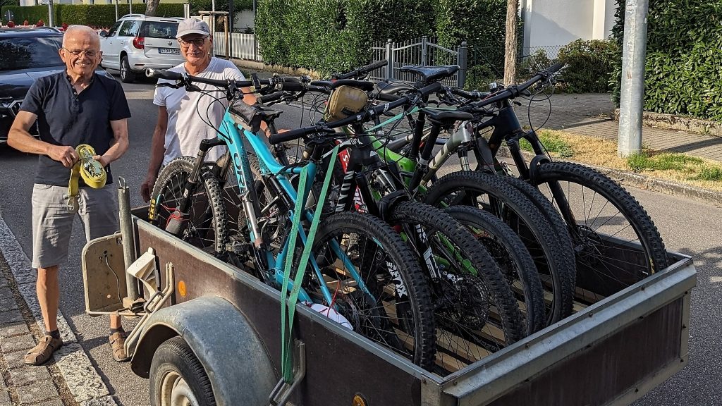 Mountainbikes auf Anhänger für die Giro di Monviso Rundtour