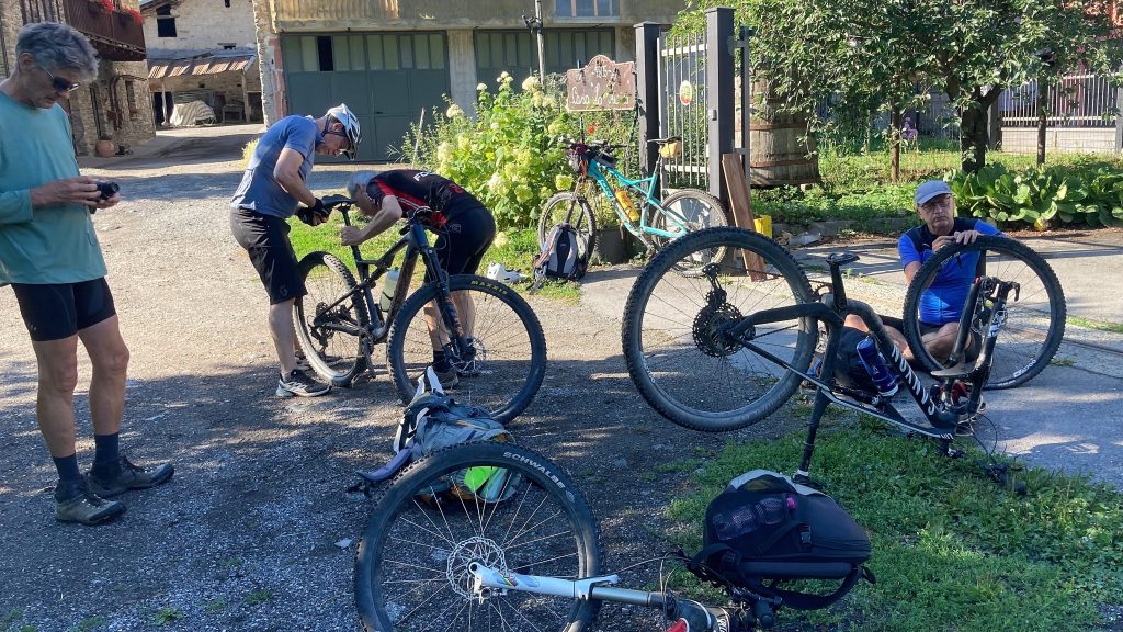 Mountainbiker reparien zwei Räder 