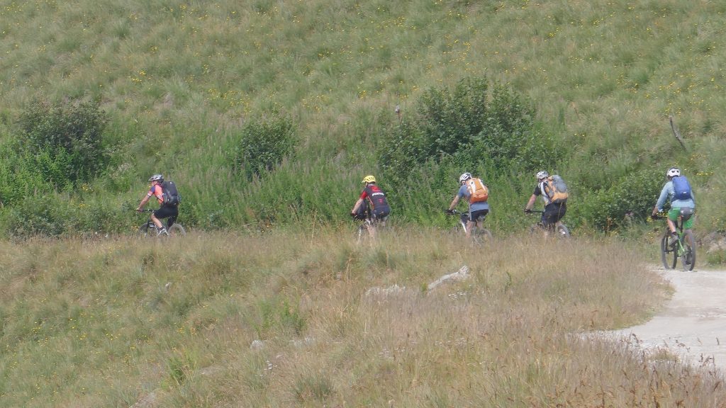 Fünf Mountainainbiker auf der Schotterpiste der Übernachtung auf der Giro di Monviso Umrundung