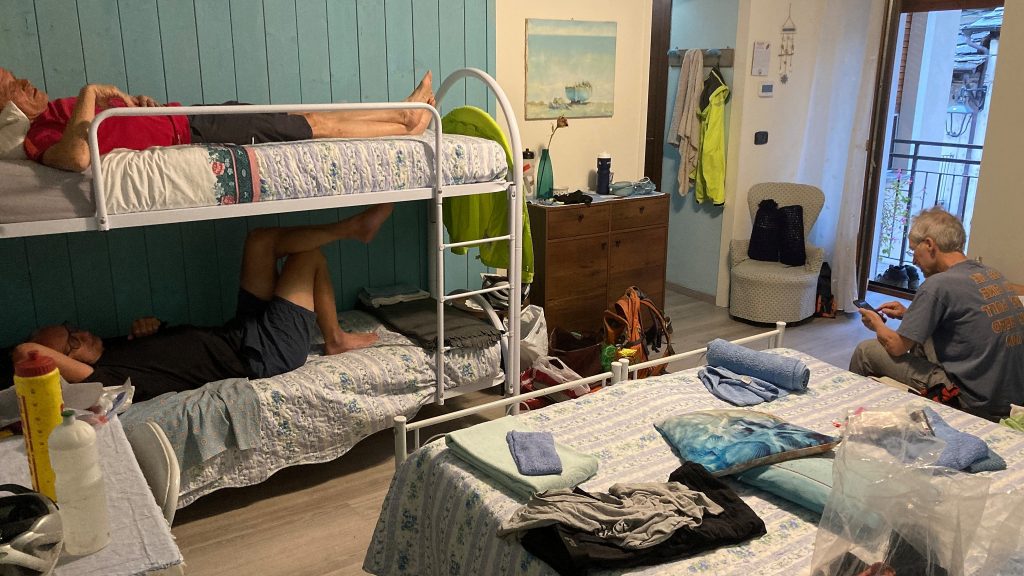Bei unserer Giro di Monviso Alpenüberquerung übernachten wir in Melle in einem 6-er Zimmer