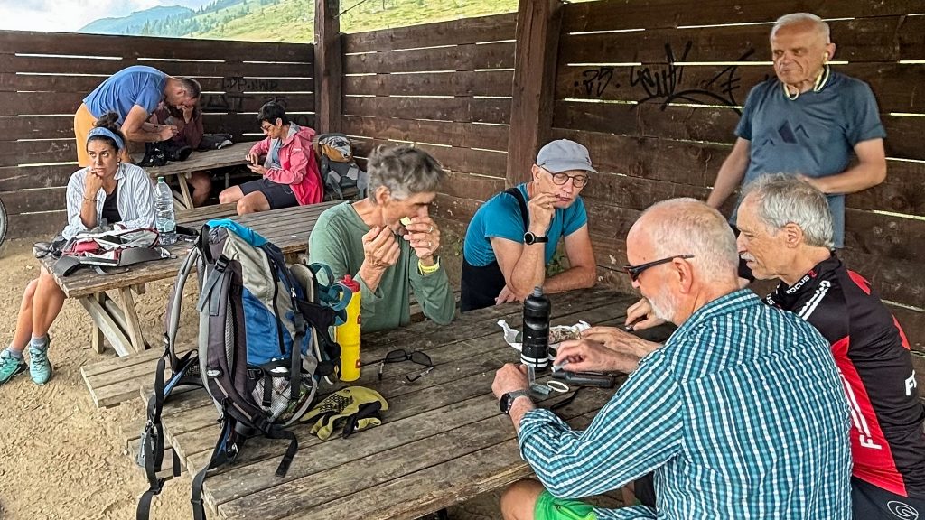 Mountainbiker in einem offenen Unterastand am Colle di Gilba